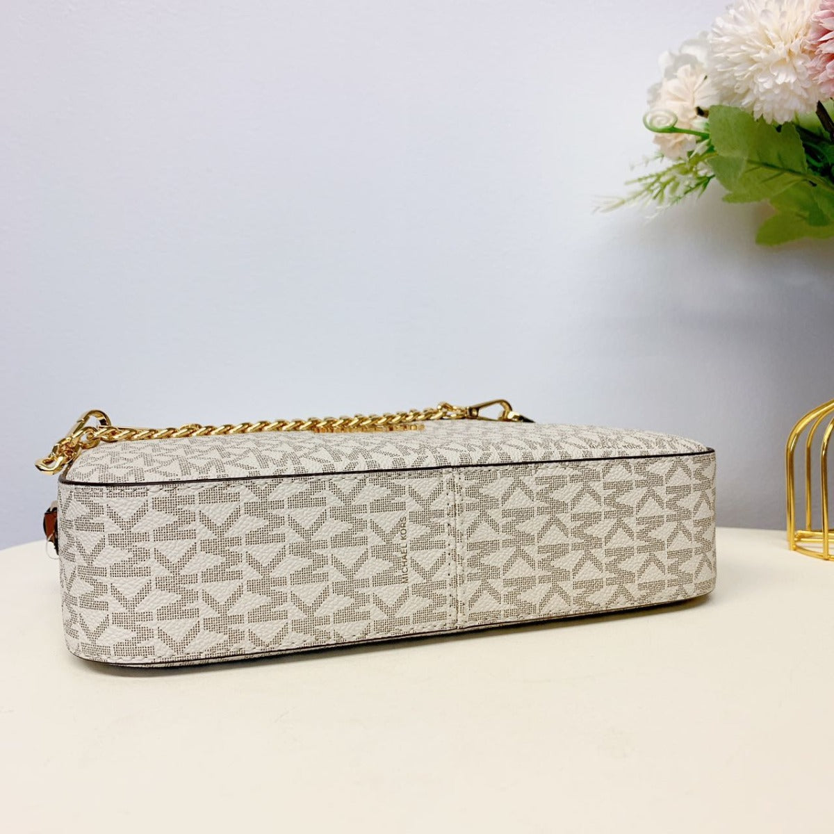 MICHAEL KORS 35S1GTTC9B Jet Set Large Logo Crossbody Bag In Vanilla MICHAEL KORS 35S1GTTC9B Jet Set Large Logo Crossbody Bag In Vanilla